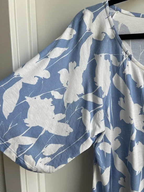 LASCANA  Printed Keyhole Neckline Top Light Blue & White Floral 8/10 - Picture 8 of 14